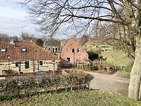 De paar huizen die er zijn, zijn bewoond.