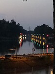 ‘s Avonds is het kanaal verlicht.