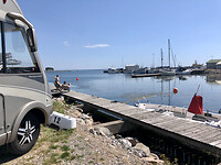 Camperplaats rondom de haven van Torhamn.