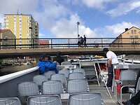 Hoofden intrekken onder de brug.