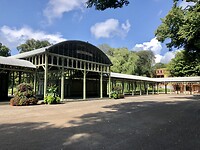 Kurgebouw in park.