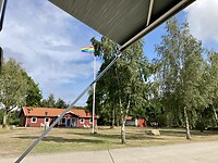 Camperplaats met een regenboogvlag 🏳️‍🌈