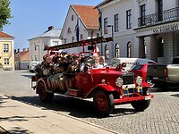 Oude brandweerauto doet de Walander-tour.