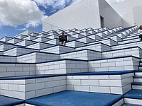 Op de trappen van het Lego House.