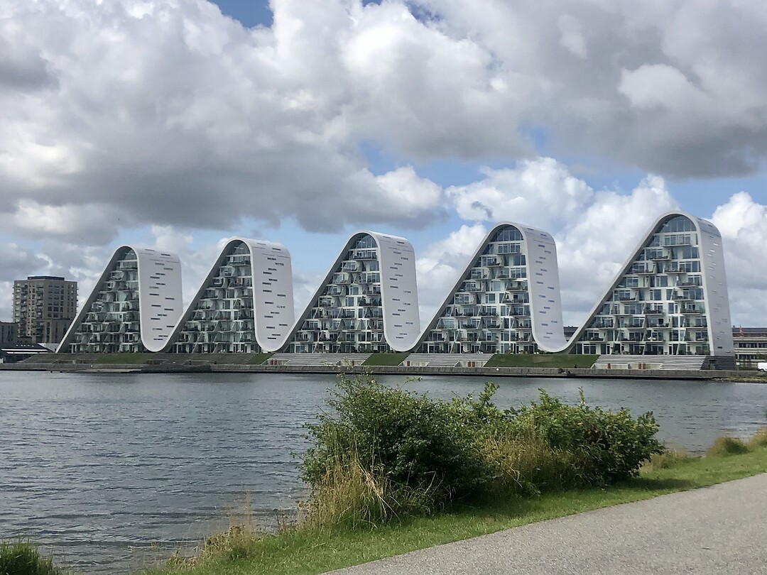 Een bijzonder flatgebouw langs het water.