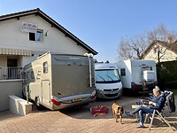 Op de oprit bij Guy en Claudine.