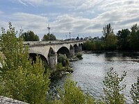 Oude brug over de Loire.
