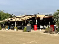 Strandtent, verborgen achter de duinen.