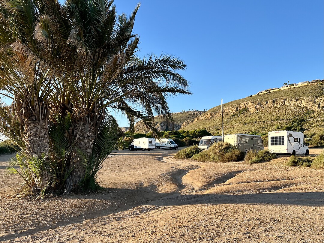Hier staan we op playa de carabassi.