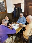 Hier wordt voor dubbeltjes domino gespeeld.