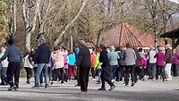 Volksdansen in het park.