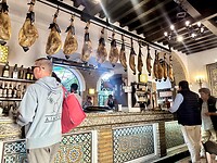Spaanse bar met onvermijdelijke hammen.