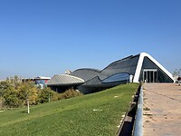 Museum is brug over de rivier.
