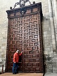 Giga deur in de kathedraal