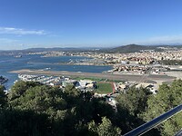 Goed te zien hoe het vliegveld de grens vormt tussen Gibraltar en Spanje.