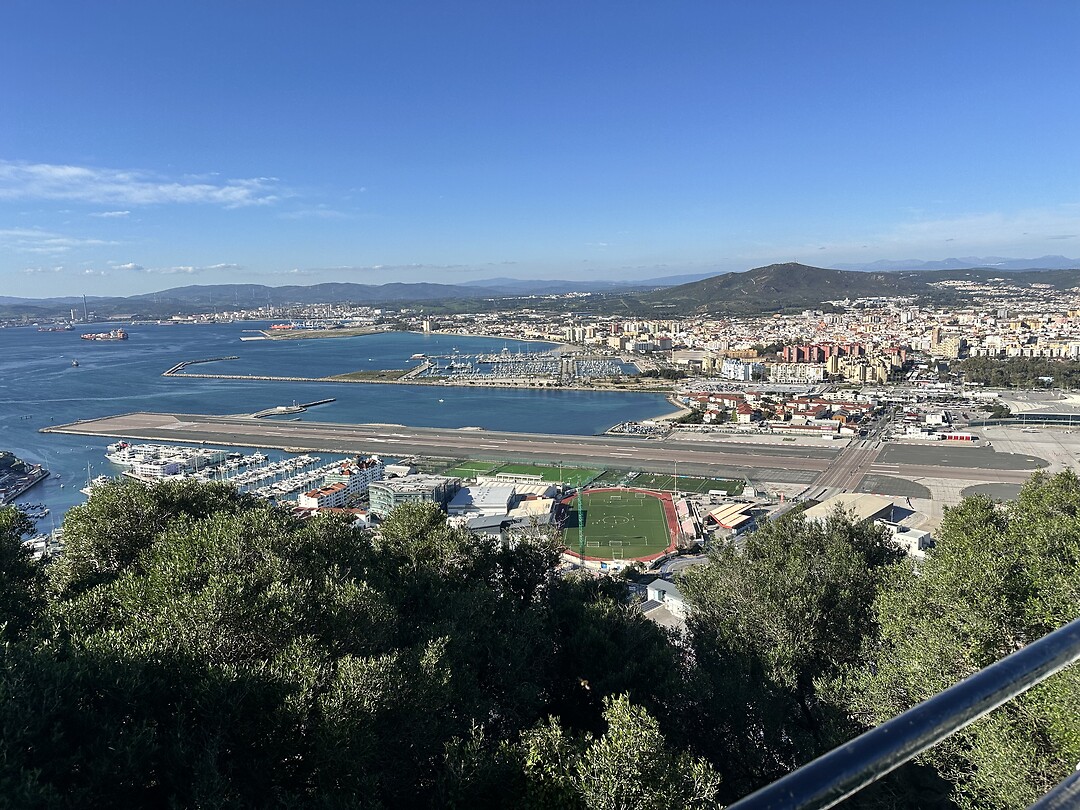 Goed te zien hoe het vliegveld de grens vormt tussen Gibraltar en Spanje.