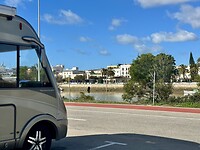 Camerplaats aan de rivier.