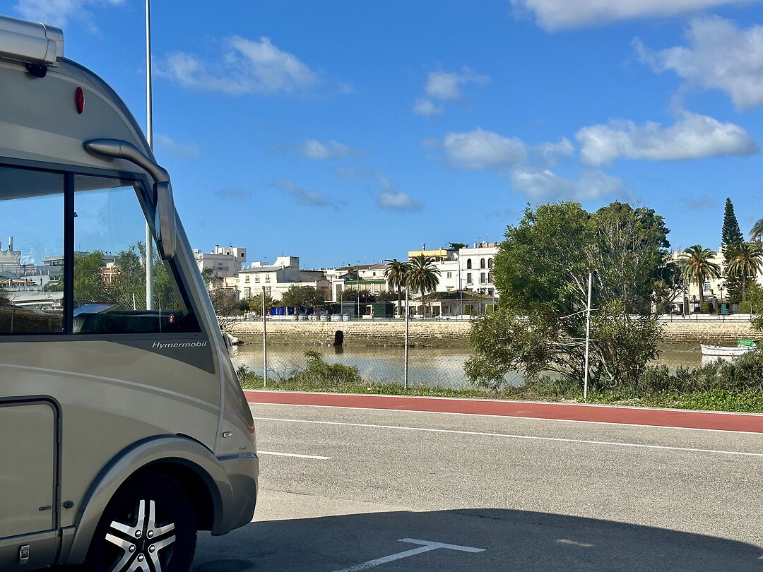 Camerplaats aan de rivier.
