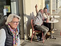 De eigenaar is een goede klant van zijn eigen café 🍷🍷🍷