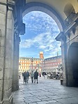 Doorkijkje naar Plaza Mayor.