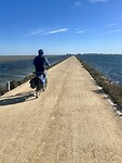 Fietspad dwars door het Mar Menor.