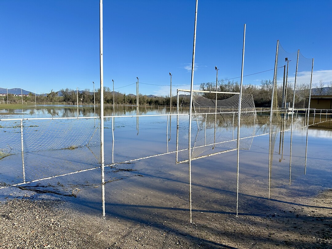 Voetbalveld beetje nat geregend.