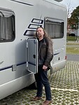 De man die de gas doet branden