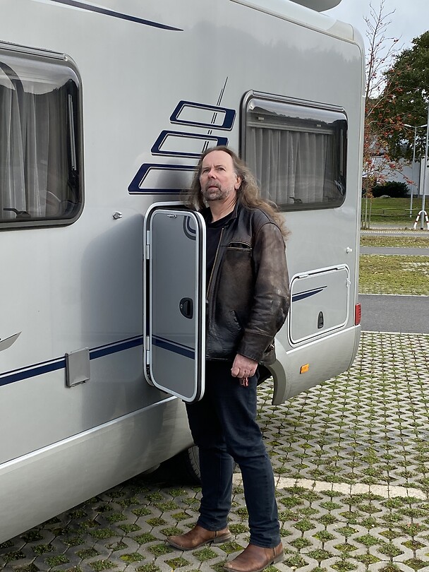 De man die de gas doet branden