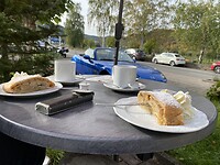Apfelkuchen mit Eis und Sahne