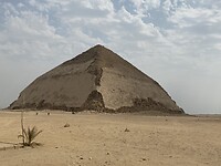 De knikpiramide