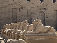 Rammen aan ingang tempel van Karnak