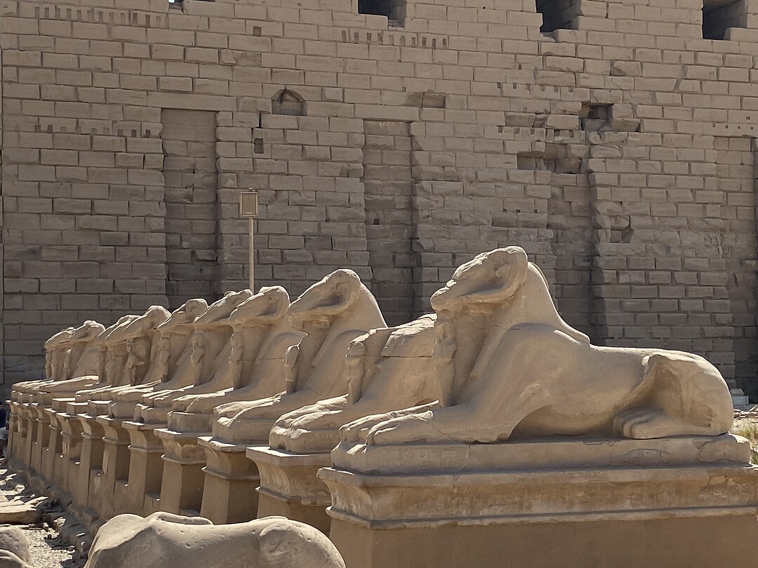 Rammen aan ingang tempel van Karnak