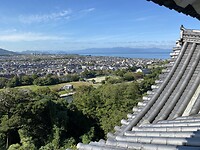 Zicht op Hikone en Biwameer