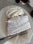 Apfelstrudel mit Sahne