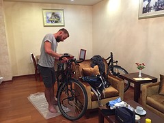 We zetten de fietsen weer in elkaar...