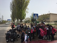Patty in gesprek met de schooljeugd