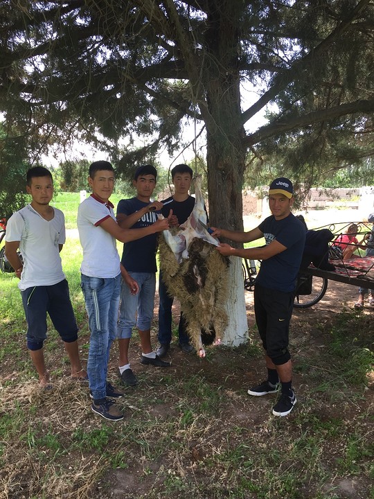 De mannen poseren met hun "maaltijd"