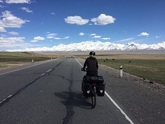 Fietsen met uitzicht op het Pamir gebergte