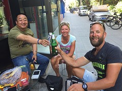 Bier drinken bij de fietswinkel