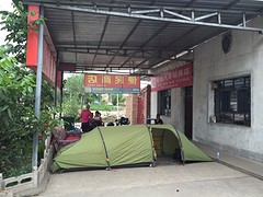 Tent onder een carport