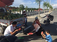Watermeloen eten met behulpzame familie