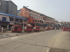 Taxi's in een stadje onderweg