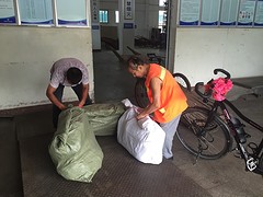 Onze bagage wordt zorgvuldig ingepakt