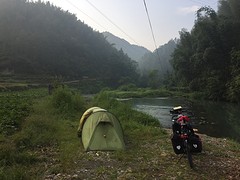 Kamperen naast de rivier