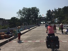 De brug over richting Vietnam