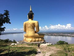Boeddha met uitzicht op de Mekong en Pakse