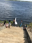 Familie doet de was in het stuwmeer