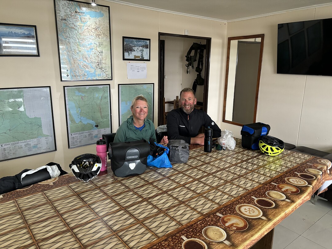 Opwarmen in het douane kantoor