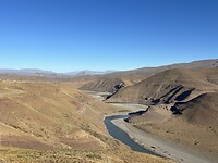 Rivier kronkelt door het berglandschap