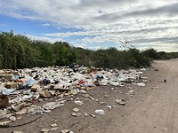 Afval langs de weg